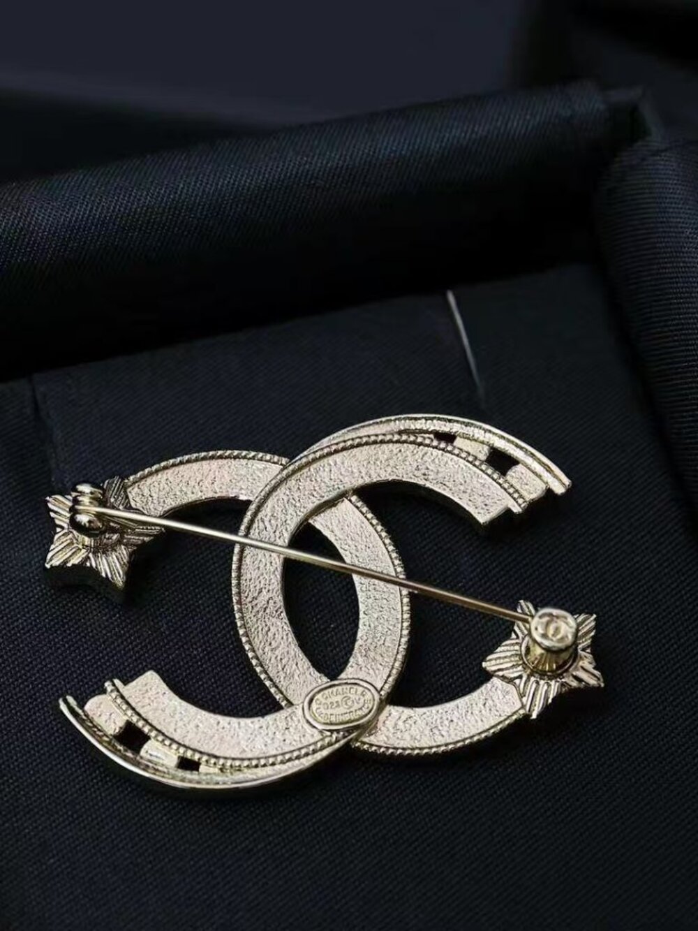 CHANEL Sliver Brooch - Picture 5 of 6